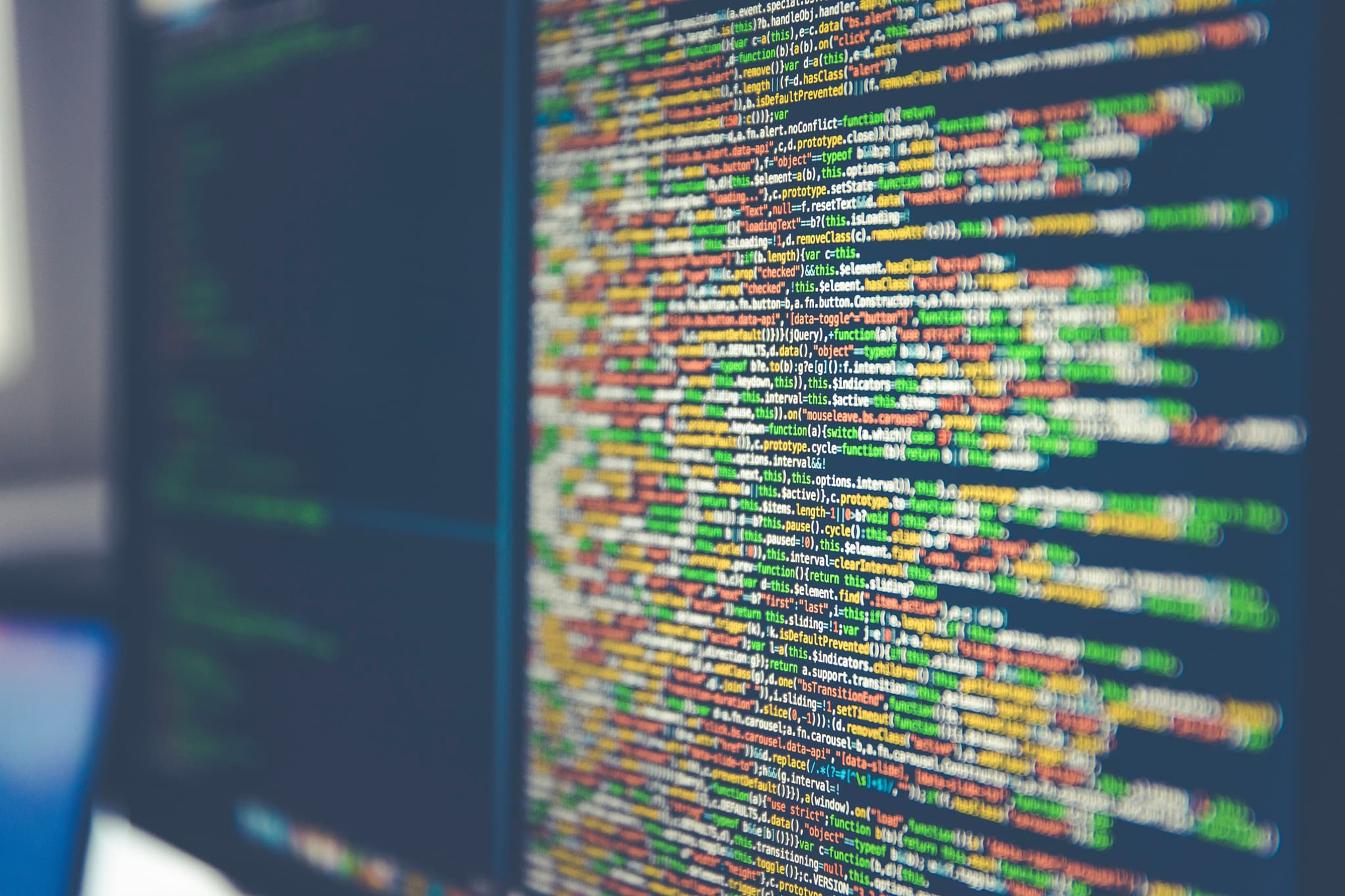 Código de programação em um monitor